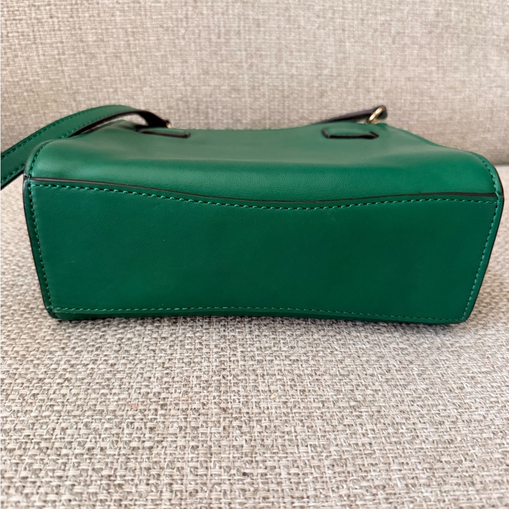 Michael Kors Green Crossbody Bag with Gold Accents - Picture 5 of 9
